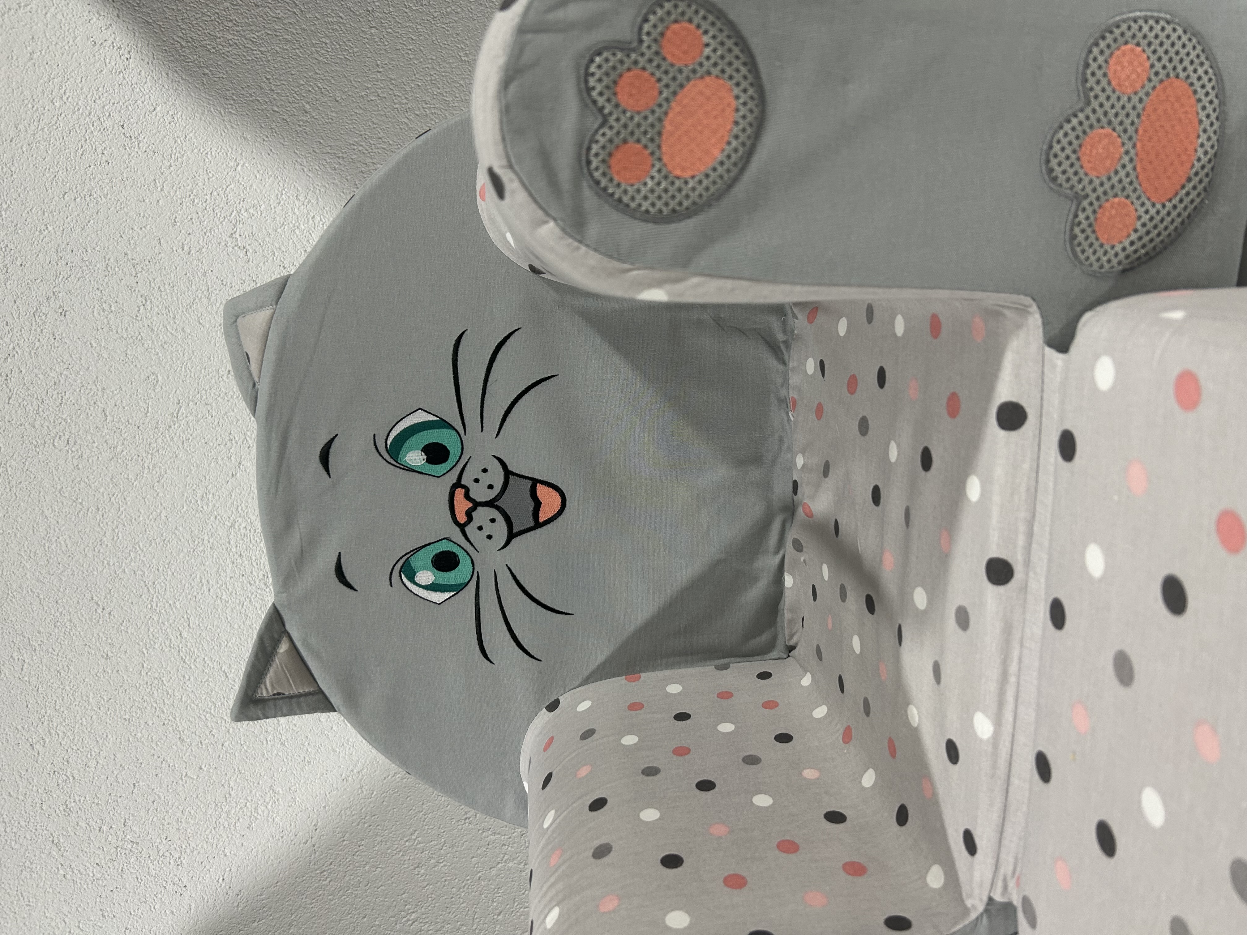 djecja-fotelja-na-razvlacenje-siva-maca