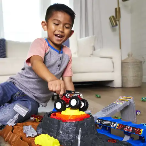 hot-wheels-monster-truck-set-arena-crush-yard