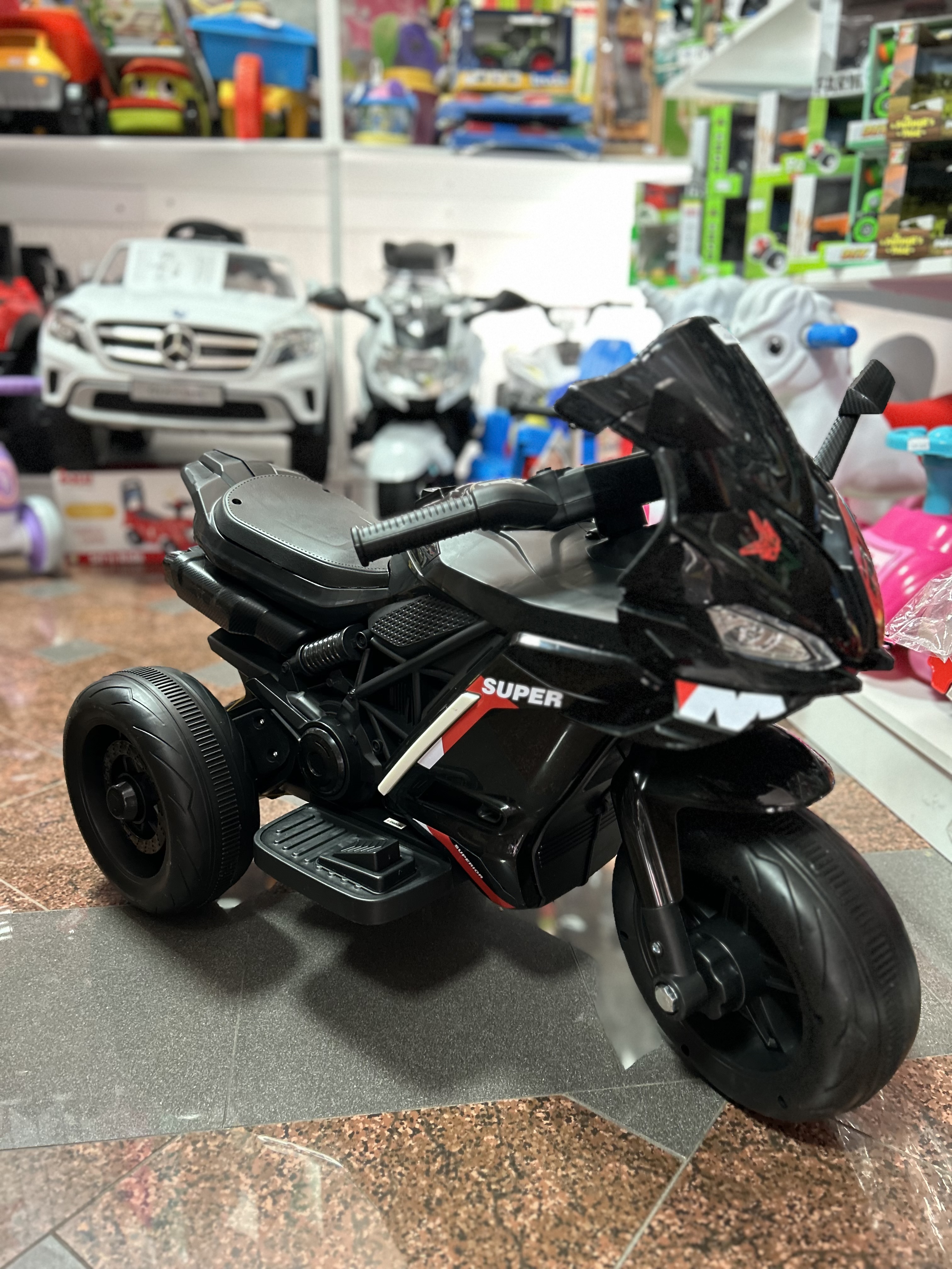 motor-na-akumulator-crno