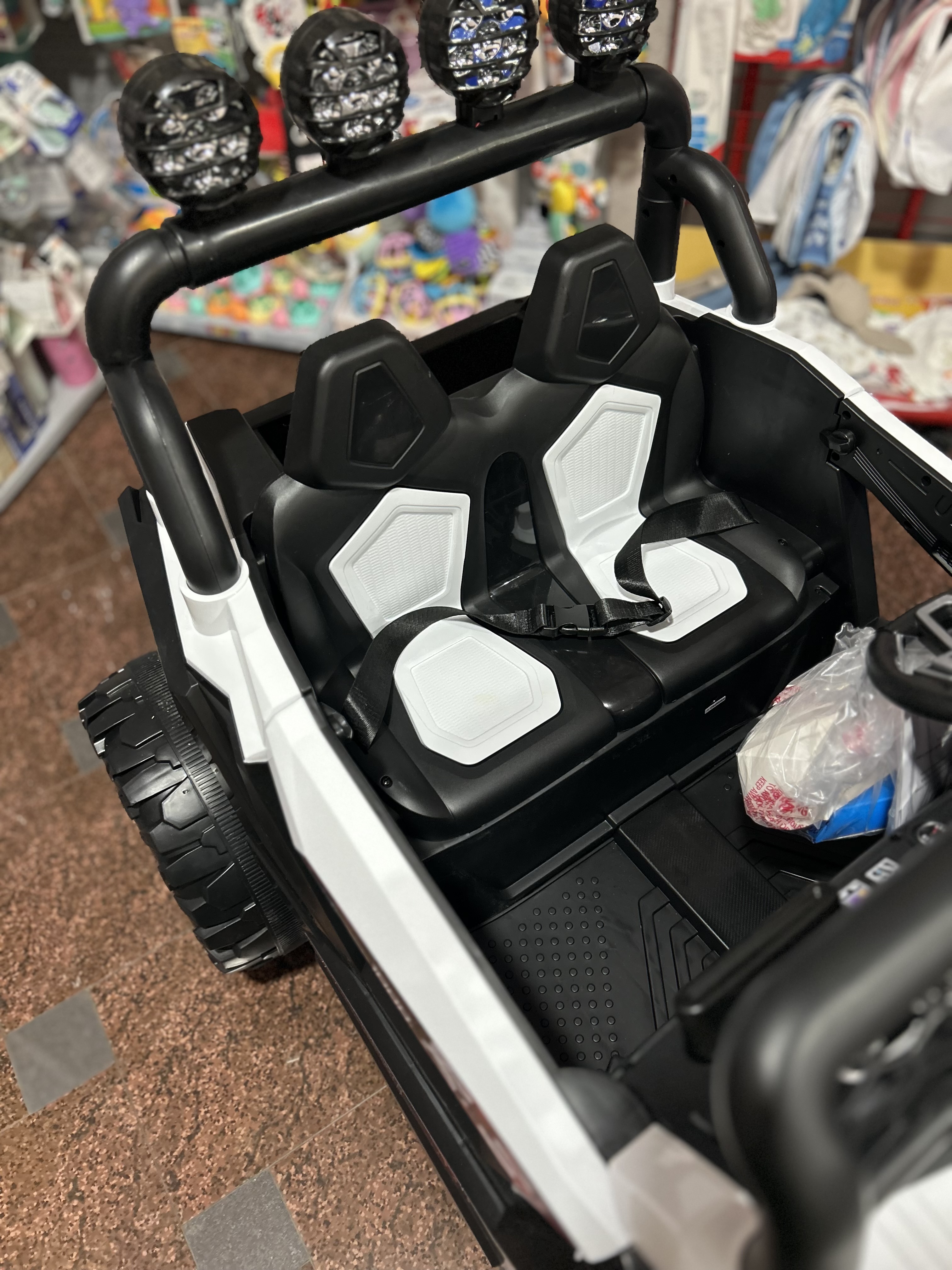 jeep-na-akumulator-bijeli